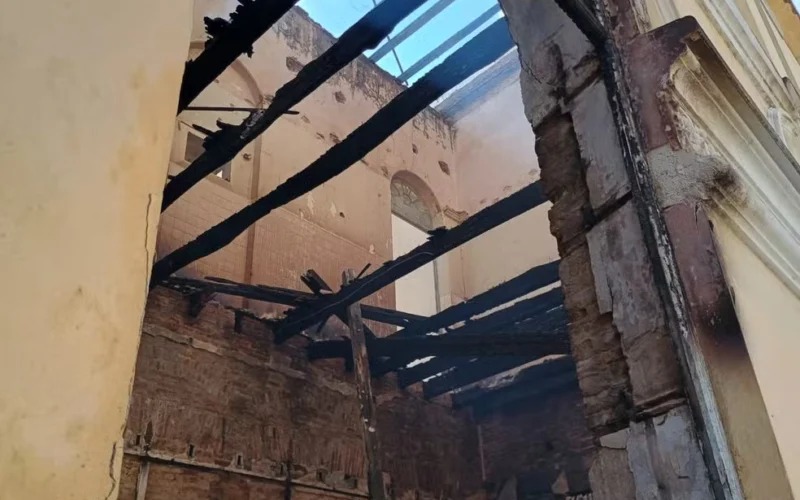 incendio-atinge-predio-da-antiga-academia-de-comercio,-em-joao-pessoa