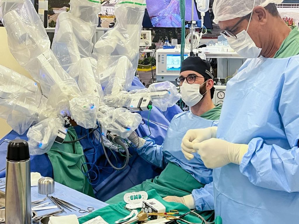 marco-historico-na-medicina-da-pb:-hnl-realiza-a-100a-cirurgia-robotica-com-o-da-vinci-xi