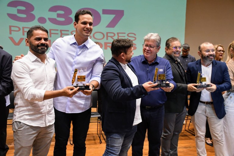 joao-azevedo-entrega-premiacao-a-professores-e-escolas-por-avancos-na-aprendizagem