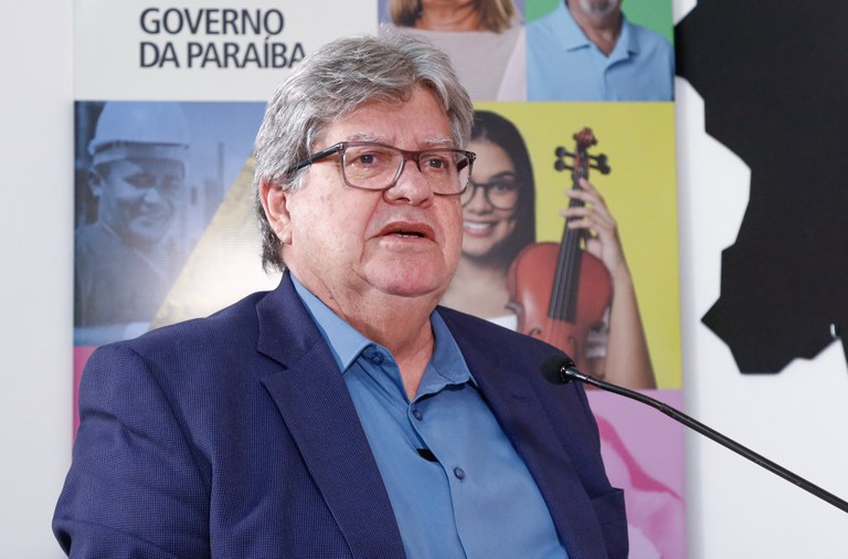 joao-azevedo-anuncia-convocacao-de-dois-mil-aprovados-no-concurso-da-educacao