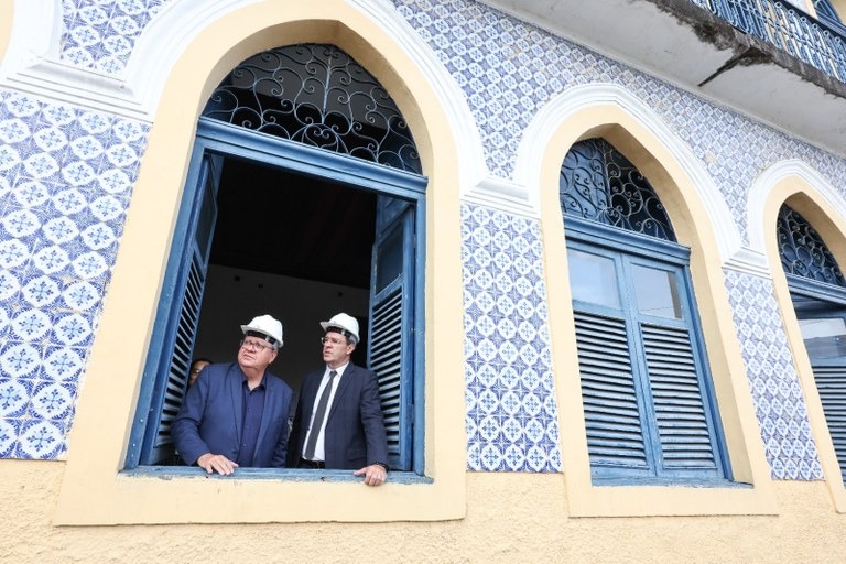 joao-azevedo-inspeciona-obra-do-casarao-dos-azulejos-no-centro-historico