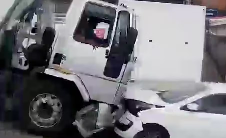 caminhao-sem-freio-arrasta-carros-e-provoca-engavetamento-em-cruz-das-armas