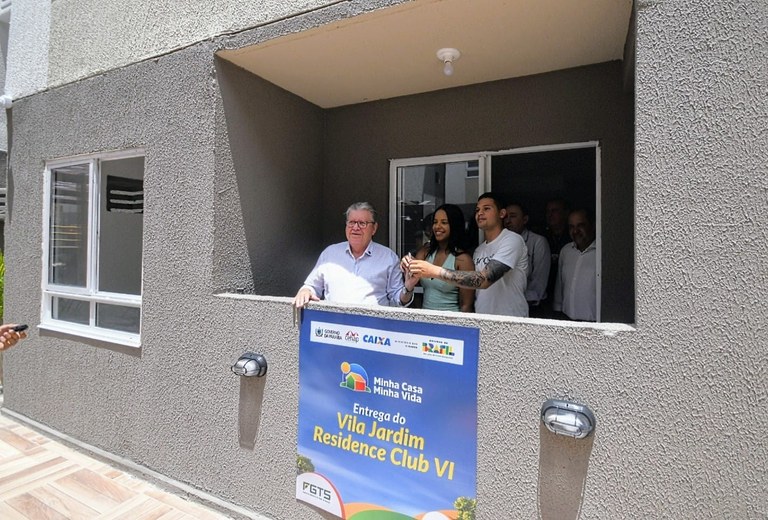 joao-azevedo-entrega-apartamentos-e-comemora-recorde-de-contratacoes-no-mcmv