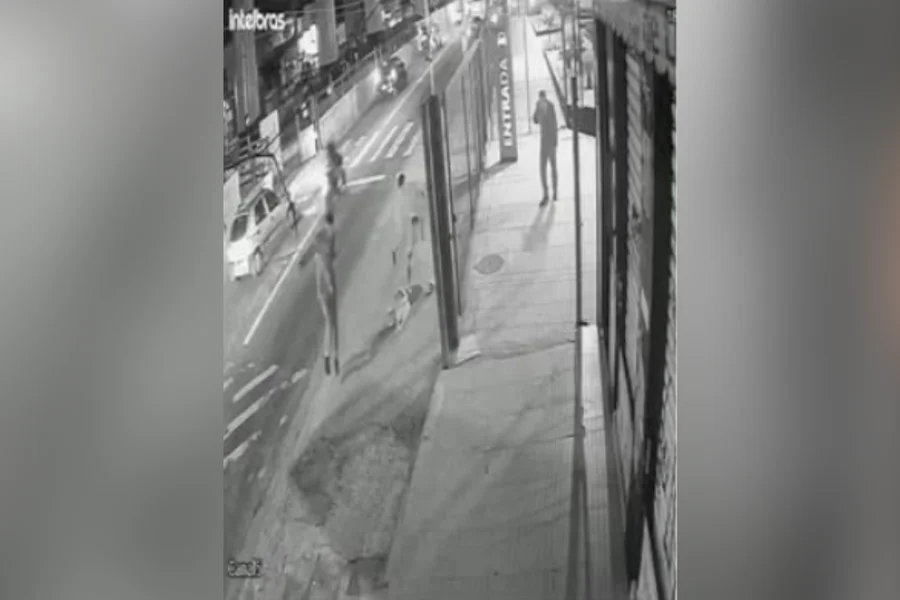 video:-cachorro-e-morto-a-tiros-apos-homem-se-irritar-com-latidos-em-briga