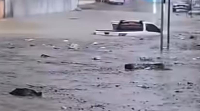 carro-fica-submerso-apos-alagamento-no-bairro-esplanada,-em-joao-pessoa