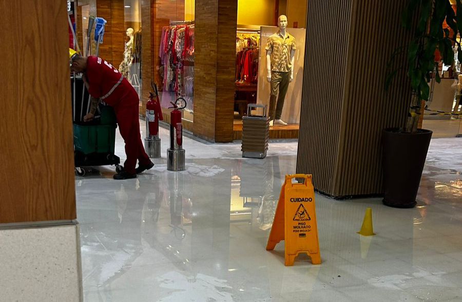 video:-chuva-forte-faz-teto-ceder-e-agua-invade-manaira-shopping,-em-jp