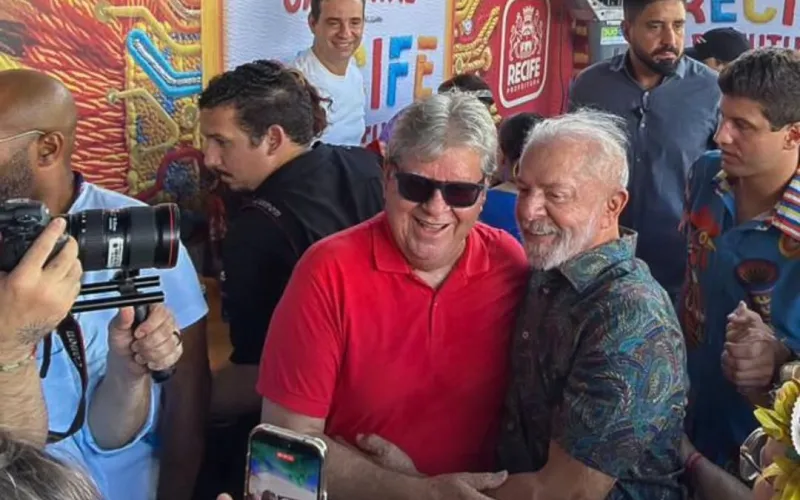 juntos,-joao-azevedo-e-lula-participam-do-galo-da-madrugada-neste-sabado