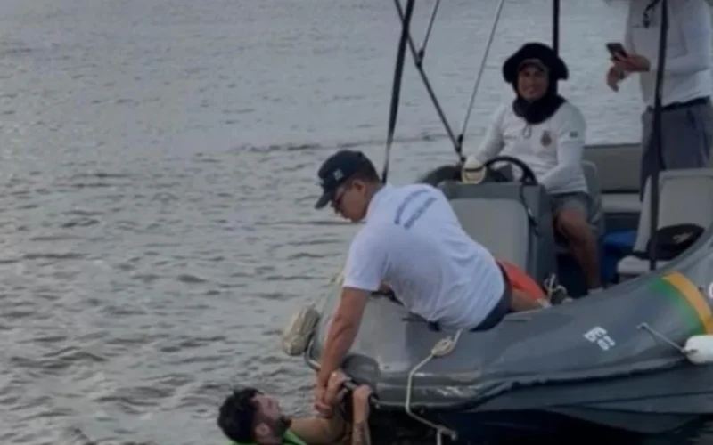 cantor-ranniery-gomes-e-resgatado-pela-marinha-apos-pular-na-agua-para-salvar-animal