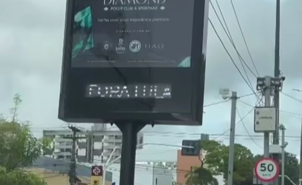 video:-relogio-propaganda-em-jp-exibe-frase-“lula-ladrao”;-pt-aciona-justica