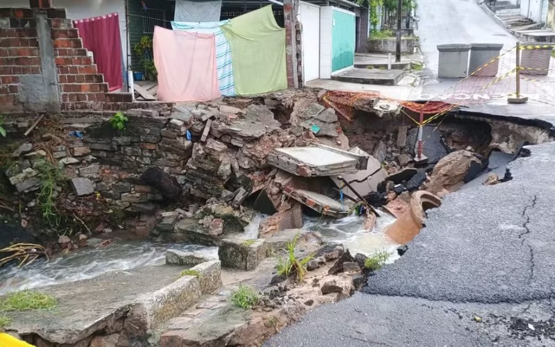 ponte-sobre-o-rio-jaguaribe-cede-com-chuva-e-via-e-interditada,-em-jp
