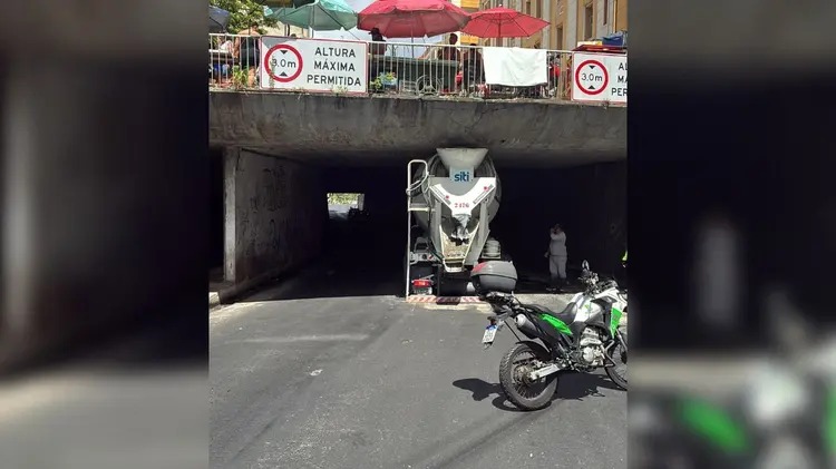 caminhao-fica-preso-em-tunel-no-centro-de-joao-pessoa-e-deixa-transito-lento