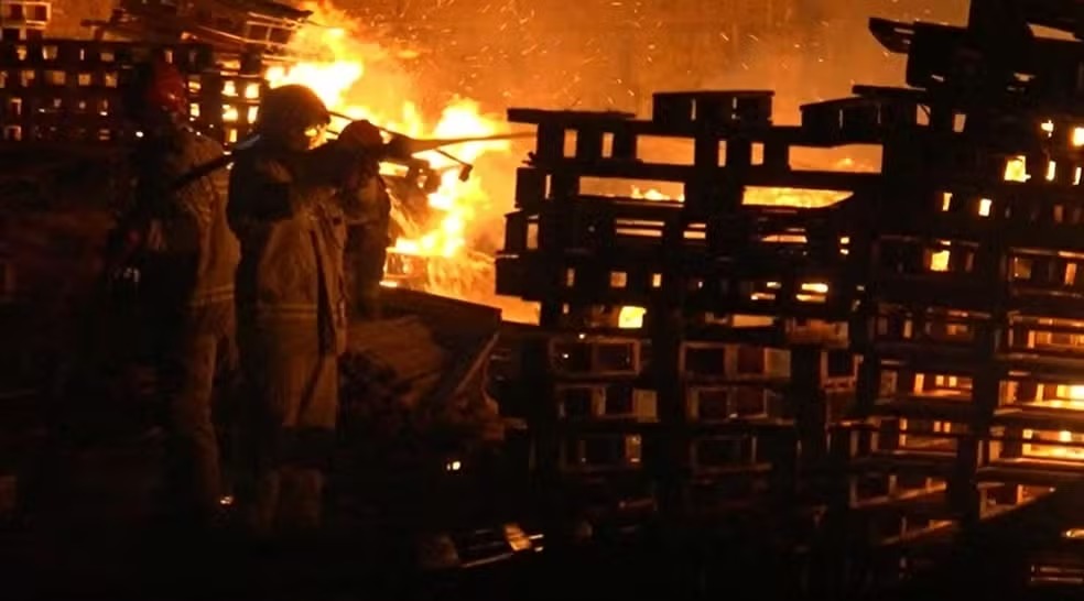 deposito-de-paletes-pega-fogo-as-margens-da-br-101,-em-joao-pessoa