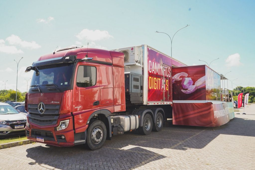 joao-azevedo-lanca-projeto-com-carreta-tecnologica-para-qualificacao-digital-da-pb