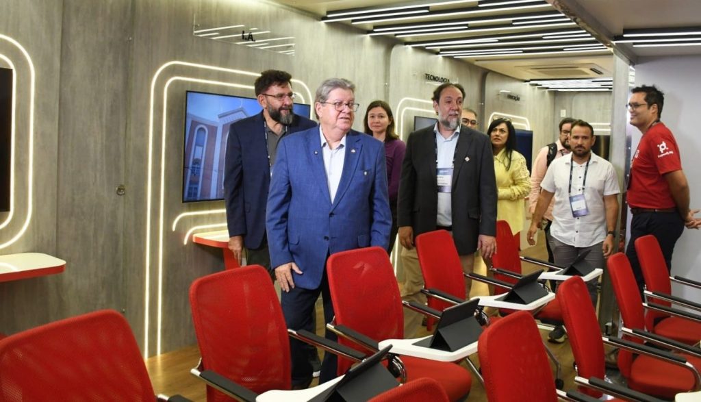 spotlight-paraiba:-joao-entrega-carreta-tecnologica-para-levar-qualificacao-digital-aos-223-municipios