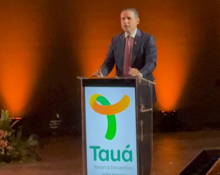 hugo-motta-enaltece-empenho-de-joao-azevedo-na-inauguracao-do-taua-resorts