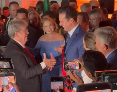 lucas-ribeiro-recebe-faixa-de-joao-e-assume-oficialmente-o-governo-do-estado