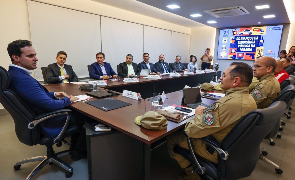 lucas-ribeiro-reune-forcas-de-seguranca,-reforca-integracao-e-projeta-novas-acoes-de-combate-ao-crime-na-pb