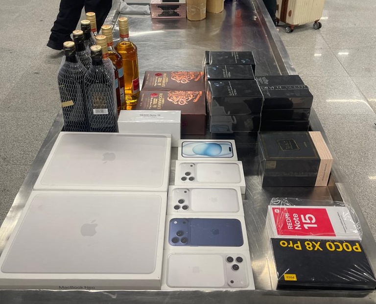 iphone-17,-whisky-e-perfumes:-pf-apreende-produtos-no-aeroporto-castro-pinto