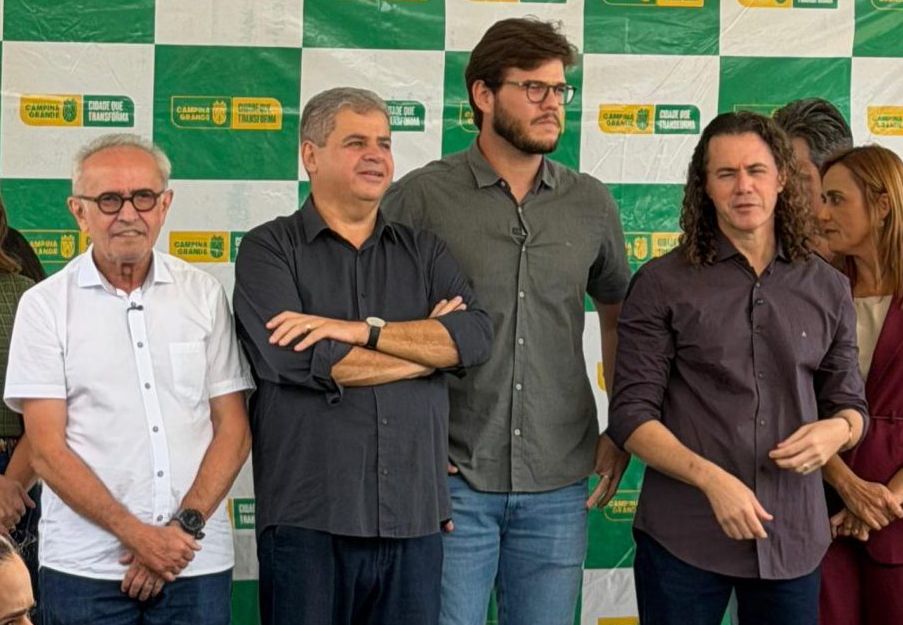 apos-posar-com-cicero-em-cg,-bruno-crava-apoio-a-efraim-e-ironiza-possibilidade-de-mudanca