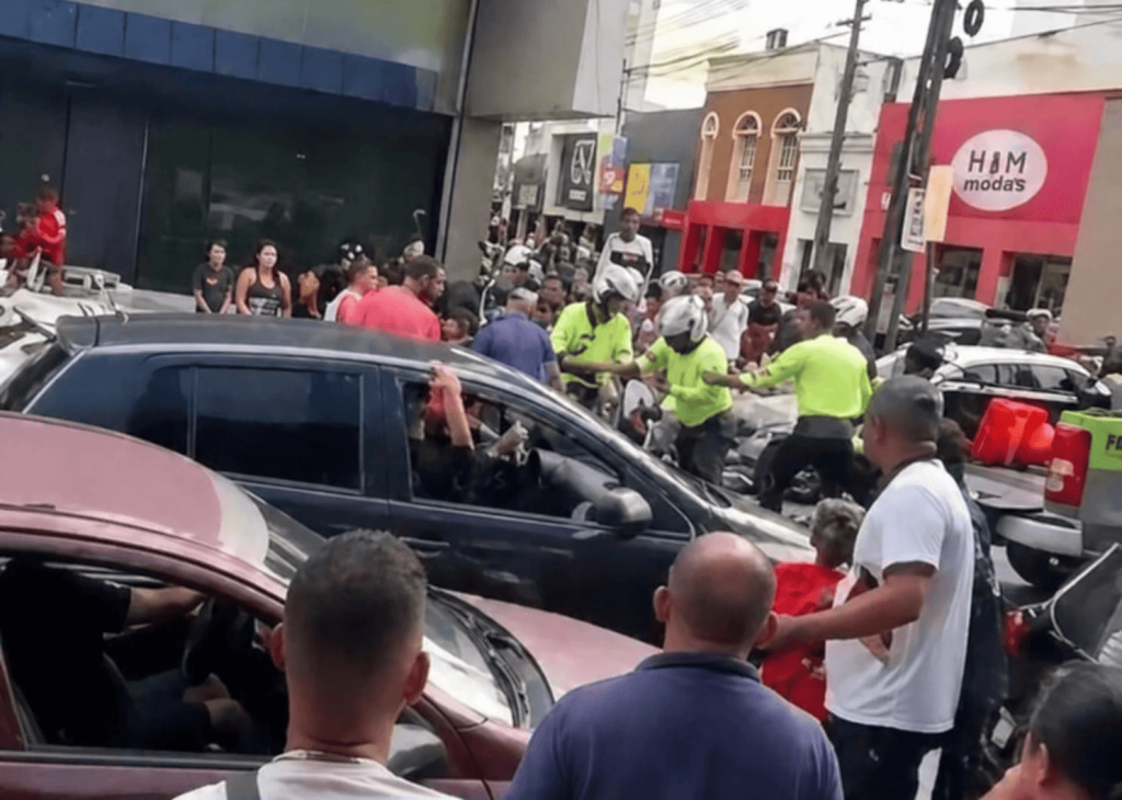 video:-homem-tem-moto-apreendida-e-populacao-‘toma’-veiculo-de-agentes-da-semob-jp