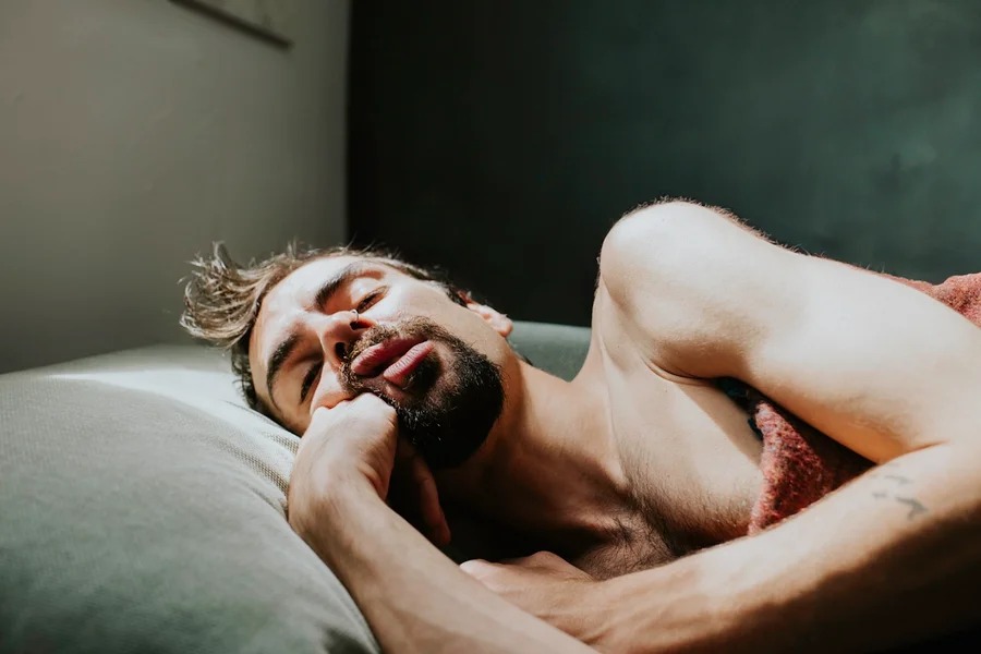 ortopedista-explica-qual-e-a-melhor-posicao-para-dormir-e-evitar-dores