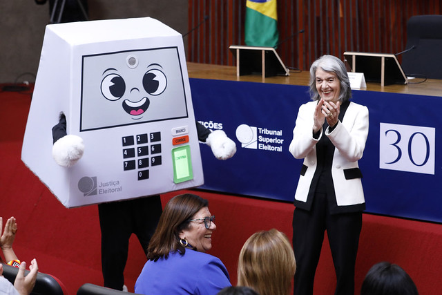 pilili:-conheca-o-mascote-criado-pelo-tse-para-celebrar-os-30-anos-da-urna-eletronica
