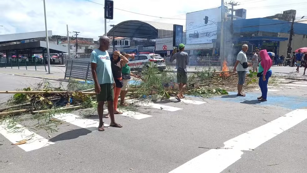 ambulantes-protestam-contra-fiscalizacao-da-sedurb-e-bloqueiam-terminal-da-lagoa