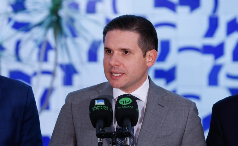hugo-motta-defende-emendas-parlamentares-e-critica-comparacao-com-penduricalhos