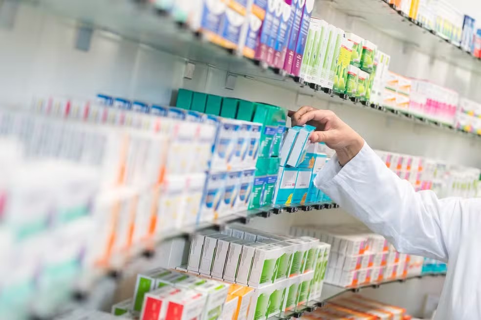farmacia-e-interditada-apos-fiscalizacao-encontrar-receitas-assinadas-em-branco-e-remedios-irregulares,-na-pb