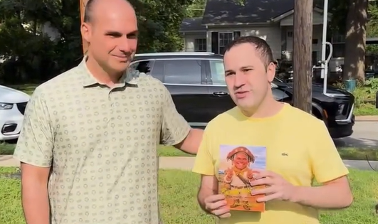 queiroguinha-entrega-livro-escrito-pelo-pai-a-eduardo-bolsonaro