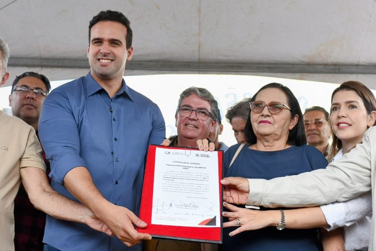 em-sao-joao-do-cariri,-lucas-ribeiro-entrega-pavimentacao-e-anuncia-construcao-de-estrada