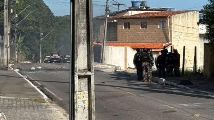 video:-protesto-na-comunidade-paulo-afonso-tem-confronto-entre-manifestantes-e-pm,-em-jp
