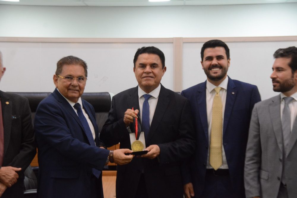 alpb-concede-medalha-epitacio-pessoa-ao-deputado-wilson-santiago
