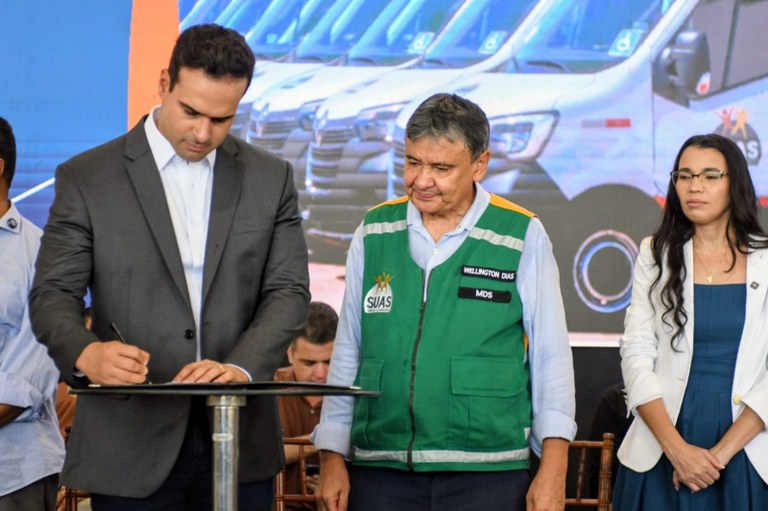 lucas-ribeiro-e-ministro-entregam-veiculos-e-ampliam-servicos-de-assistencia-na-pb