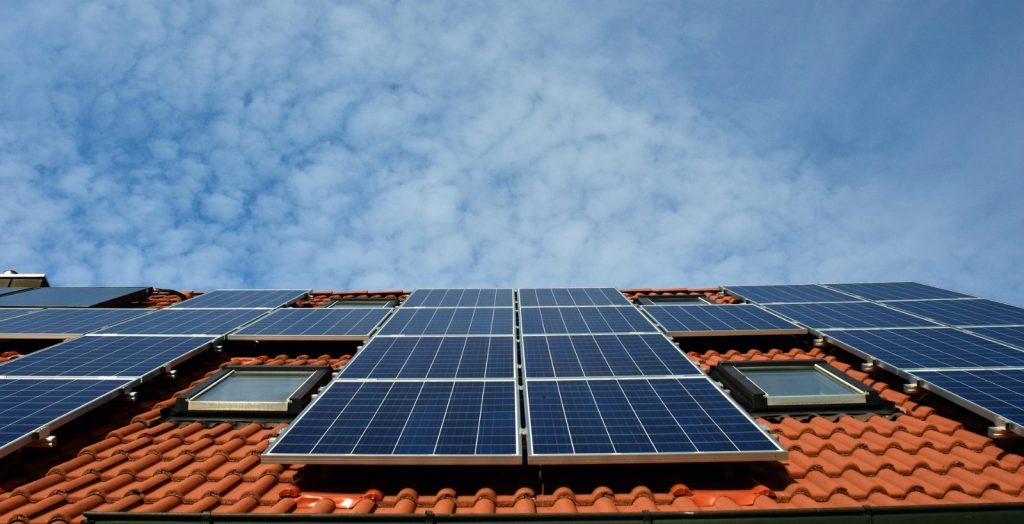 brasil-ultrapassa-4,3-milhoes-de-sistemas-de-energia-solar;-84%-das-instalacoes-sao-em-casas