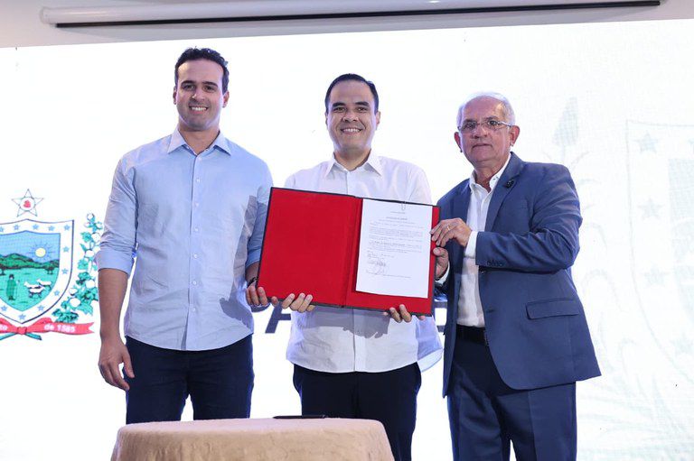 lucas-ribeiro-e-ministro-assinam-convenio-para-qualificar-profissionais-do-turismo-na-pb