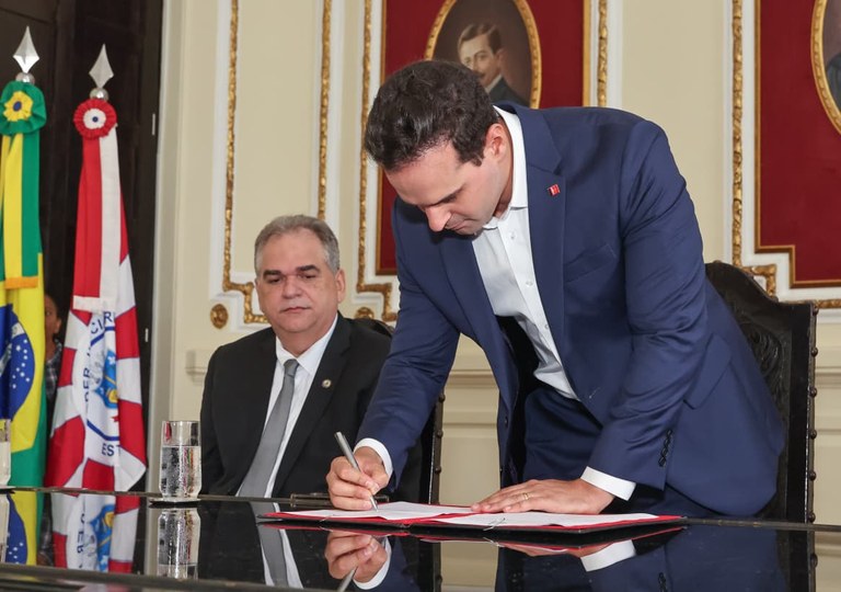 lucas-ribeiro-sanciona-leis-que-modernizam-o-judiciario-e-fortalecem-atendimento