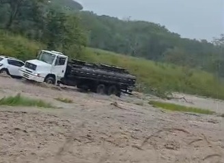 barragem-rompe-na-br-101-e-interdita-trafego-entre-joao-pessoa-e-recife