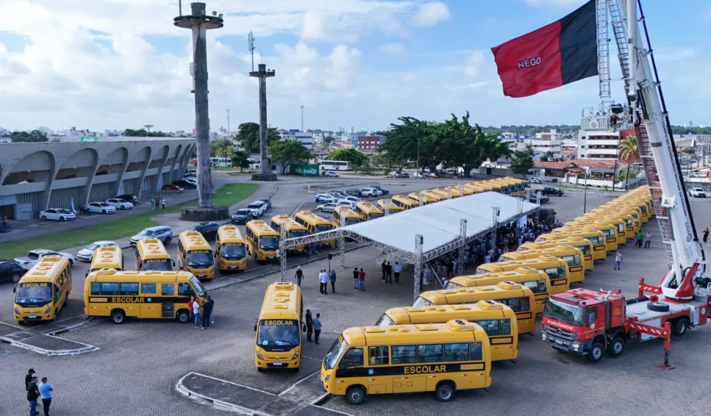 lucas-ribeiro-entrega-novos-onibus-escolares-com-investimento-de-r$-22-milhoes