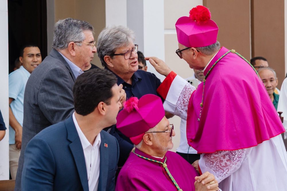 joao-azevedo-prestigia-posse-de-novo-bispo-de-guarabira-e-destaca-investimentos-para-fomentar-o-turismo-religioso