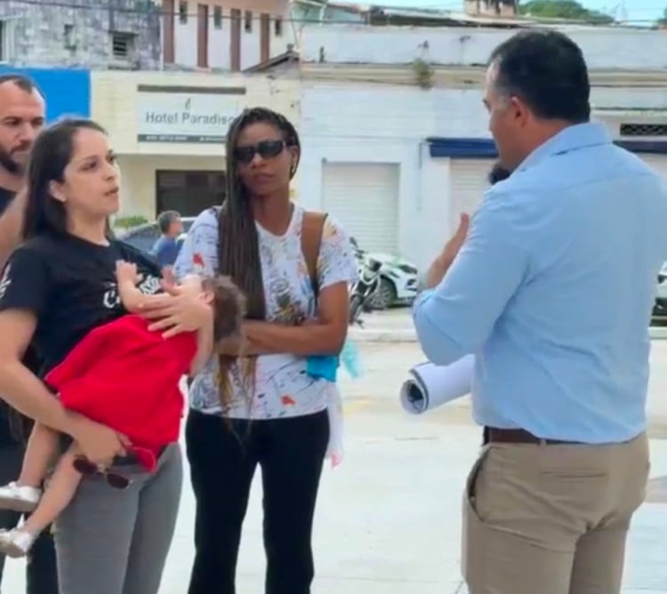 professora-que-protesta-com-filha-no-colo-por-convocacao-em-concurso-da-educacao-da-pb-nao-esta-aprovada