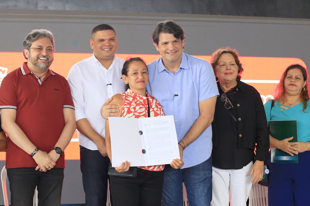 leo-entrega-70-escrituras-e-garante-direito-a-casa-propria-para-familias-de-jp