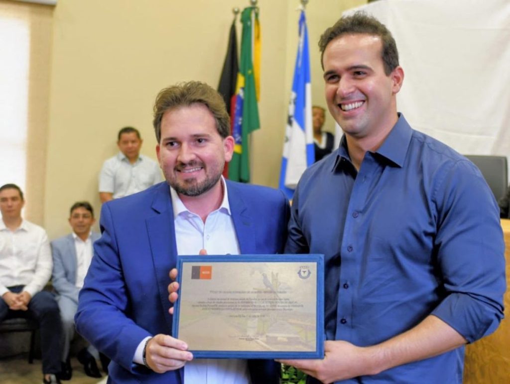 lucas-ribeiro-recebe-titulo-de-cidadania-de-araruna-e-visita-estrada-da-pedra-da-boca
