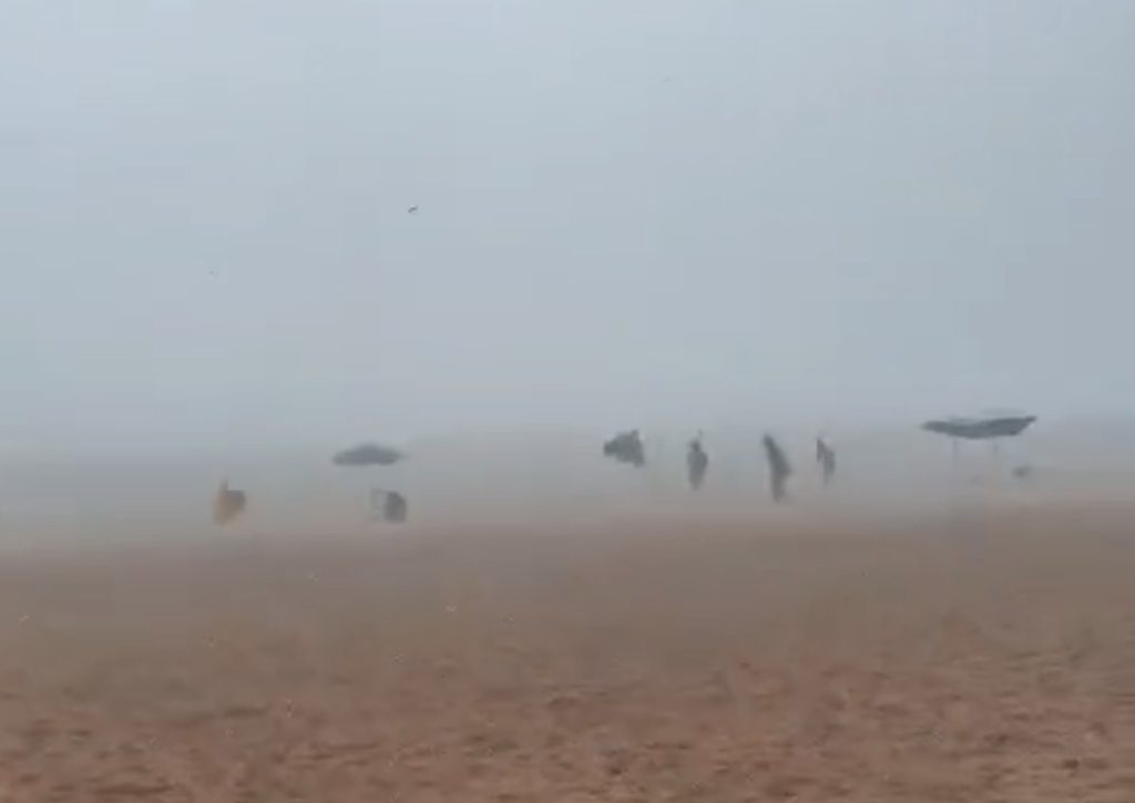 vendaval-assusta-banhistas-na-praia-de-cabo-branco,-em-jp