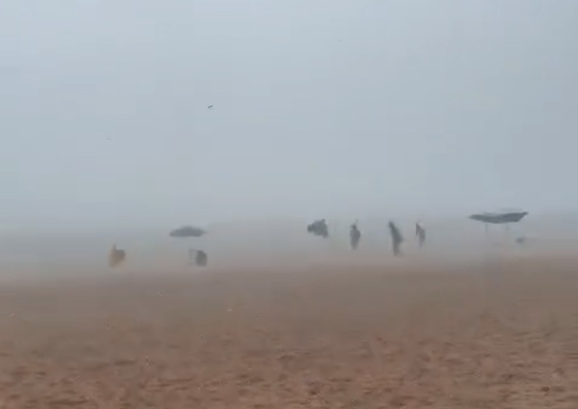 vendaval-assusta-banhistas-na-praia-de-cabo-branco,-em-jp