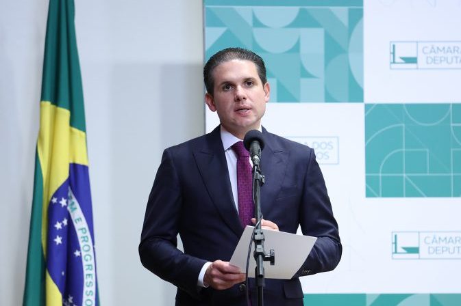 hugo-motta-critica-novas-tarifas-dos-eua-sobre-produtos-brasileiros-e-defende-setor-produtivo