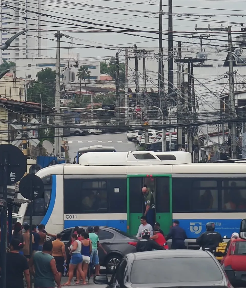 carro-e-atingido-por-vlt-apos-avancar-sobre-linha-ferrea-em-jp