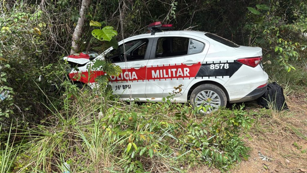 perseguicao-policial-termina-com-viatura-atingindo-arvore-e-deixa-dois-pms-feridos-no-conde