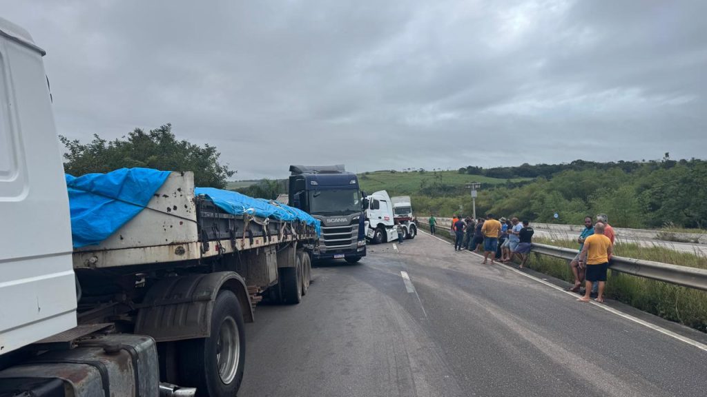 colisao-entre-carretas-interdita-trecho-da-br-101-e-provoca-congestionamento