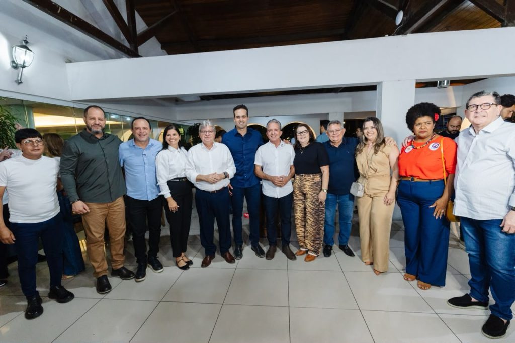 joao-azevedo-fortalece-pre-candidatura-ao-senado-em-cg-com-apoio-de-10-vereadores